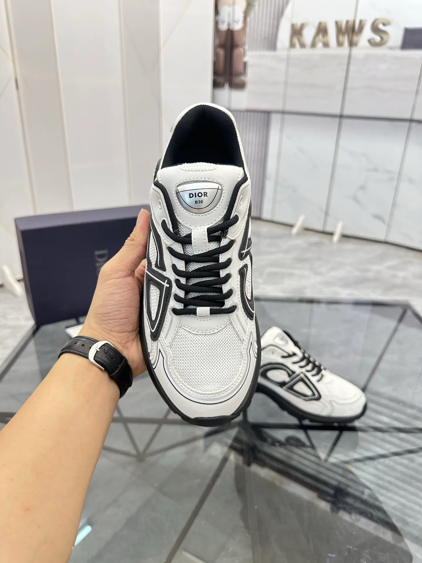 Men's shoes: 💰P400¥ Available in Guangzhou Product trademark: Dior* "Dior*" low-top casual shoes Regular size: 35-46 (can be customized to 47) Couple style Product materials: Upper imported cowhide stitched with original fabric, breathable lining, ultra-light foam original outsole. No.: 007